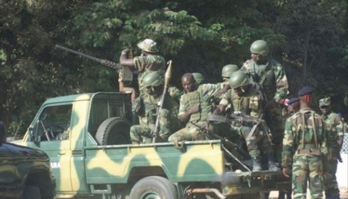 La présence militaire accrue en Gambie, un facteur de risque d’intimidation et de harcèlement