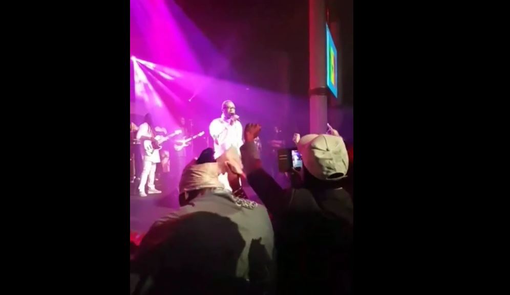 Macky Sall à Paris : (En direct) Youssou Ndour offre un concert fou et interprète « Soror ya » – Regardez.