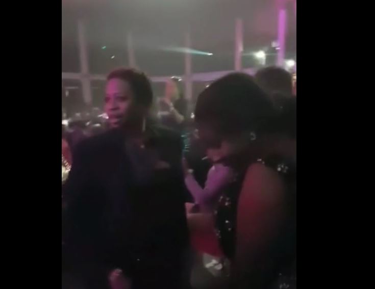 Vidéo : Les sénégalaises de Paris se déchaînent sur « Birima » de Youssou Ndour à l’occasion de la visite de Macky – Regardez.