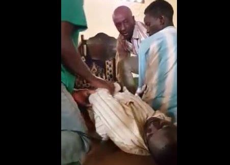 Vidéo – Incroyable : Un homme meurt en pleine prière… Regardez