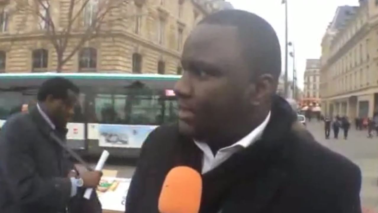 Vidéo : Déthié Fall a bravé le froid pour manifester contre Macky Sall à Paris – Regardez.