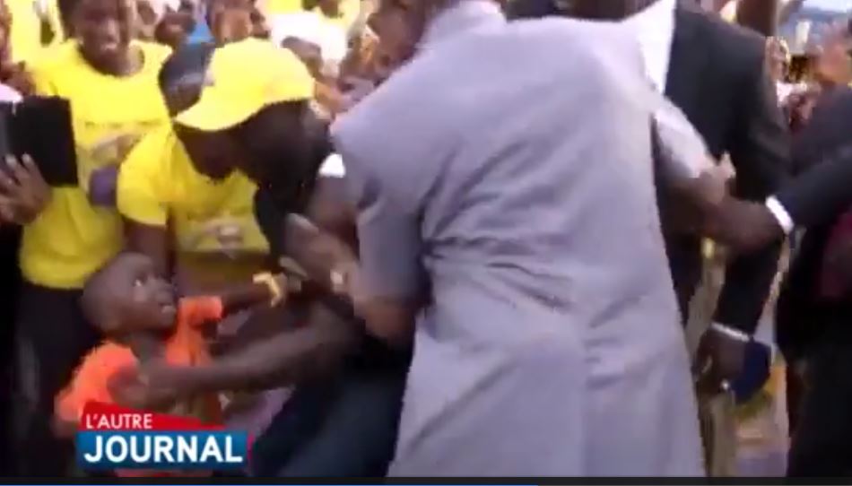 Vidéo : Alpha Condé frappe violemment un garde du corps qui voulait empêcher un enfant de le toucher – Regardez