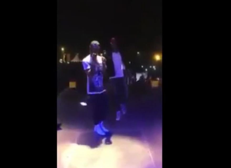 Vidéo : Sikidi Diabaté chauffe le concert de Dj Arafat – Regardez.