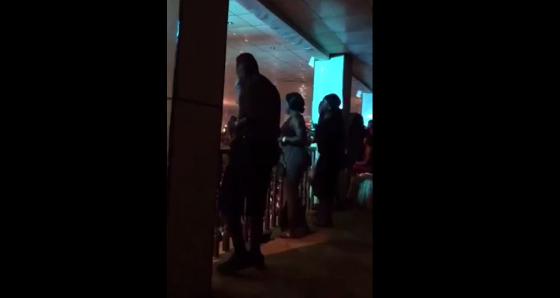 Vidéo – Incroyable : Est-ce Ousmane Badj, chef de l’armée de Jammeh qui danse sans pression au concert de viviane chidid ?