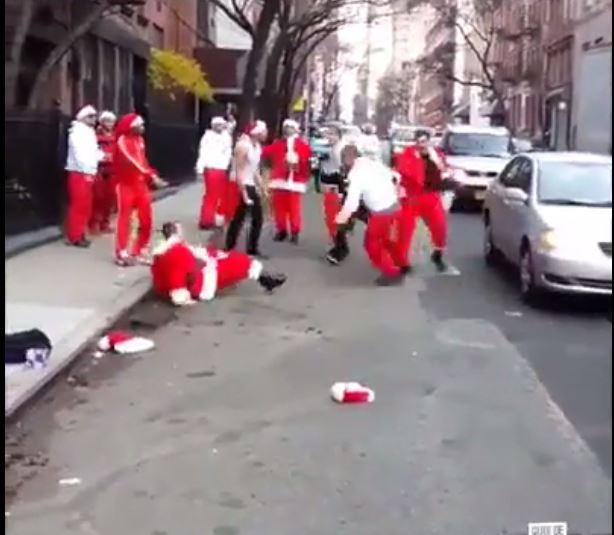 Vidéo – Insolite : La bagarre des pères Noel en pleine rue…Regardez !