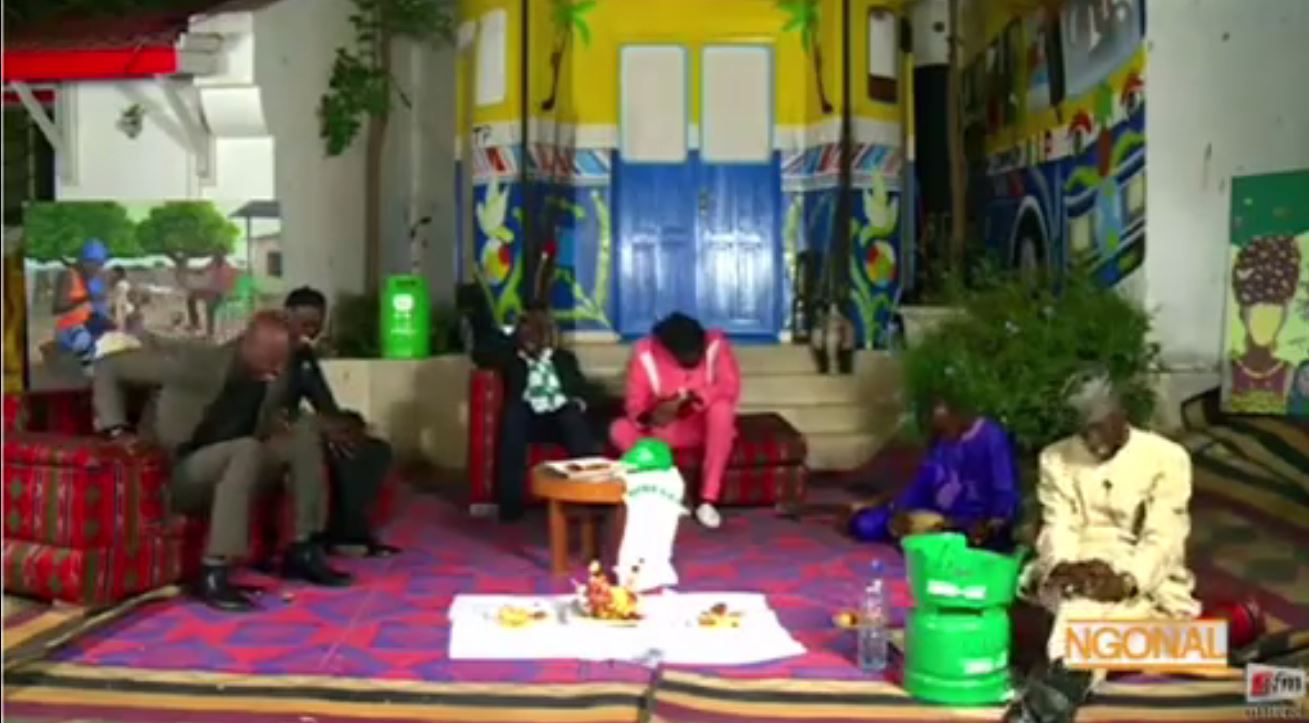 Vidéo – Le « mayé » du chanteur de Pape et cheikh que sanekh,jojo et cheikhouna ne peuvent supporter…Regardez !