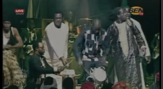 Vidéo- Quand Omaro et Mame Goor Diazaka enflamment le public du théâtre Daniel Sorano…Regardez !