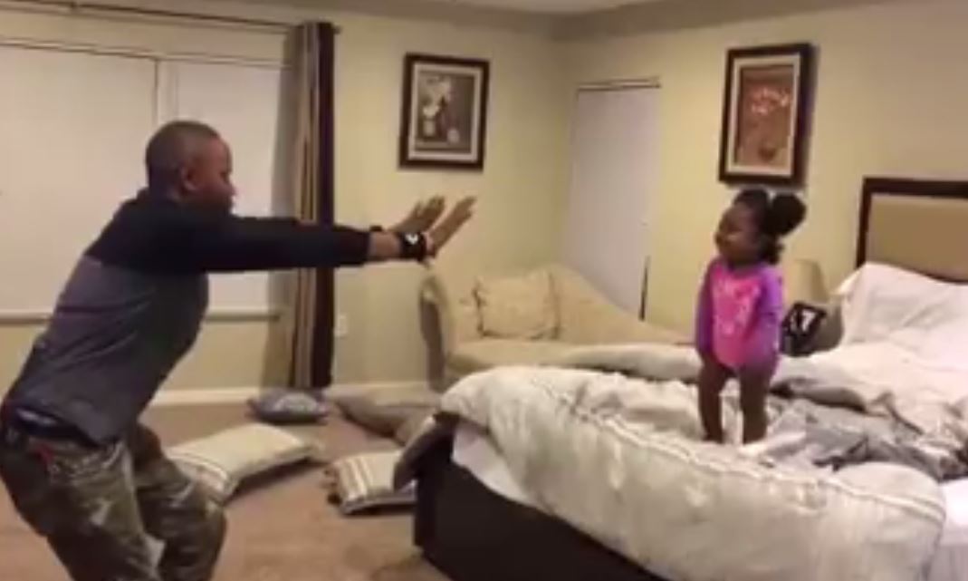 Vidéo – Un papa joue avec sa fille,sa réaction est à mourir de rires… »Regardez!