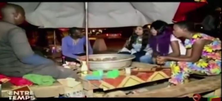 Vidéo –Ndèye Gueye,Aicha et Bébé chou achètent du ‘Forokh Thiaya’ A mourir de rires..Regardez!