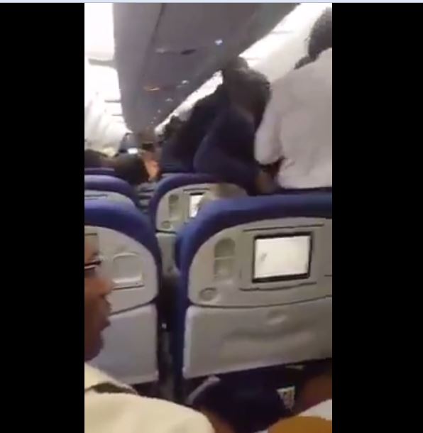 Vidéo – Scandale dans un avion : Un noir refoulé menotté, ses compatriotes protestent…Regardez !