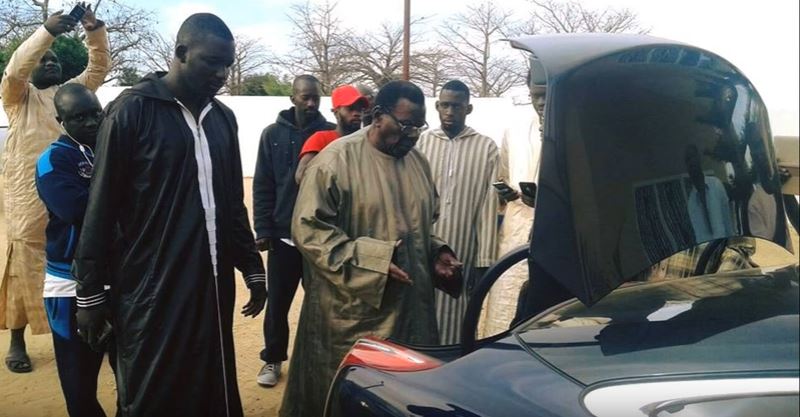Vidéo –  Cheikh Béthio reçoit un magnifique Jaguar offert par un talibé – Regardez