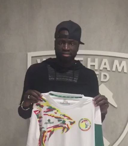 Vidéo – Football: Cheikhou Kouyaté présente le nouveau maillot des Lions