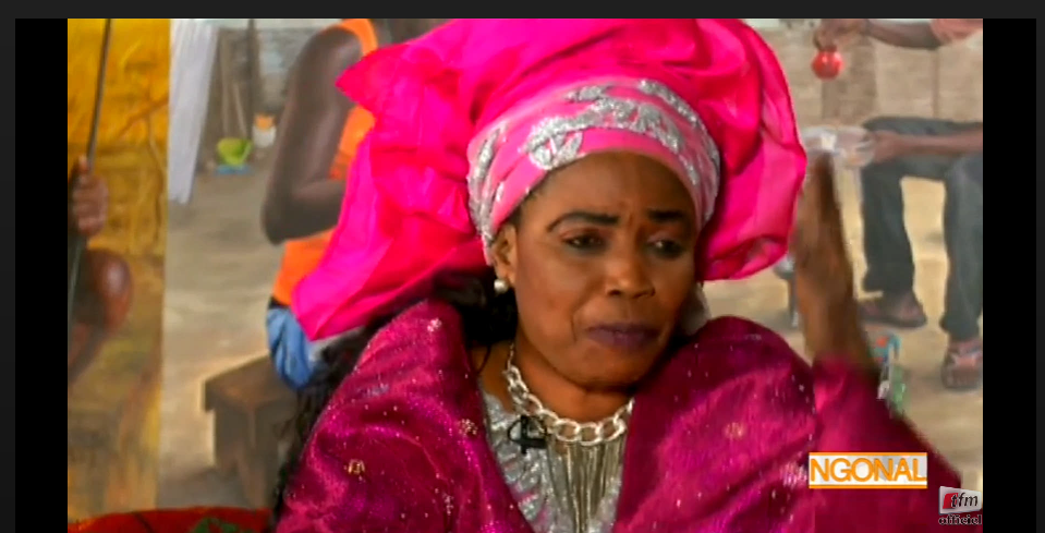 Vidéo-la député Aissatou Diouf sur le président gambien « Yaya Jammeh dafay mandii tek ci da gnak… « 