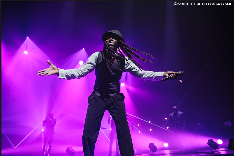 Vidéo- Incroyable Fada Freddy, il fait voyager son charmant public au chœur du Gospel…Regardez !