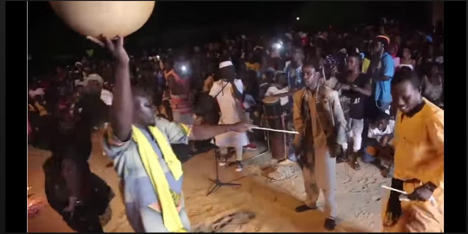 Vidéo- Quand Diop Fall et les comédiens de la troupe soleil levant se déchaînent au rythme du « Kassak  » Regardez !