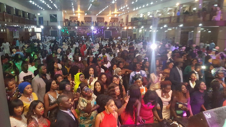 ( 08 Photos ) Malgré la crise en Gambie, Viviane joue dans une boîte à guichets fermés