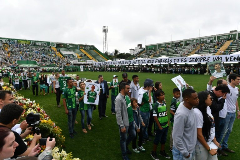 Le trophée de la Copa Sudamericana attribué à Chapecoense (Conmebol)