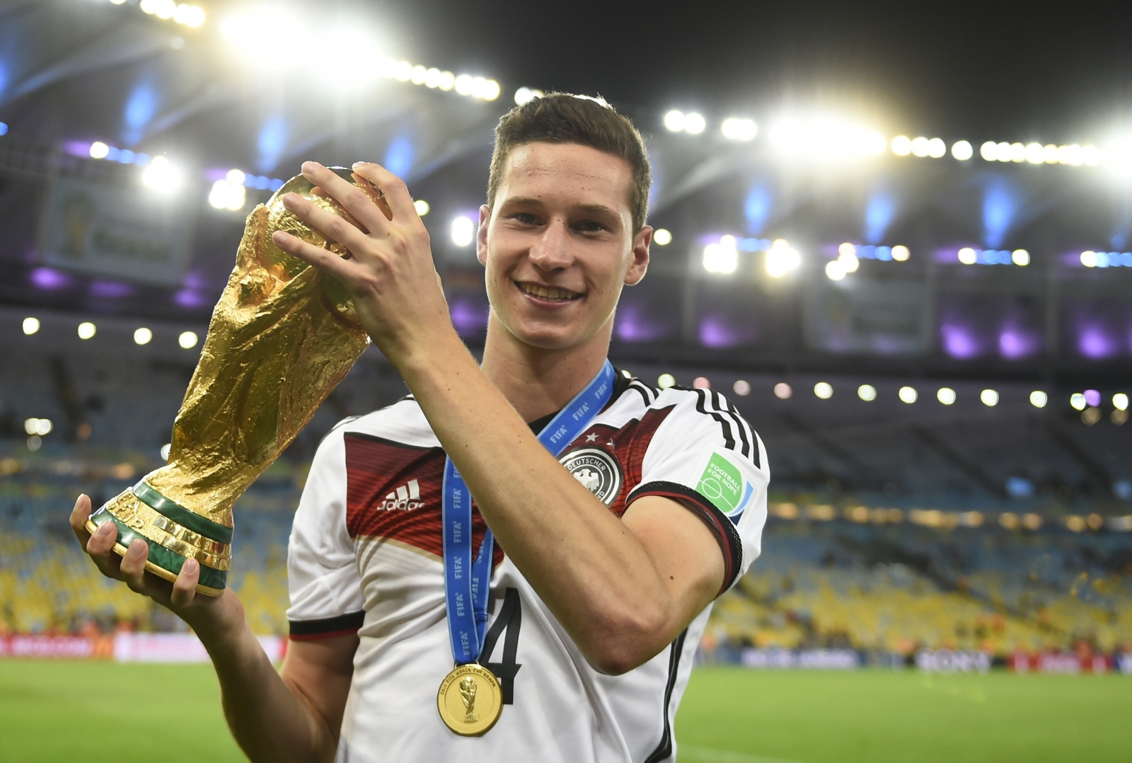 Vidéo-PSG-Bizutage: l’international Allemand, Draxler chante « Aïcha » de Khaled
