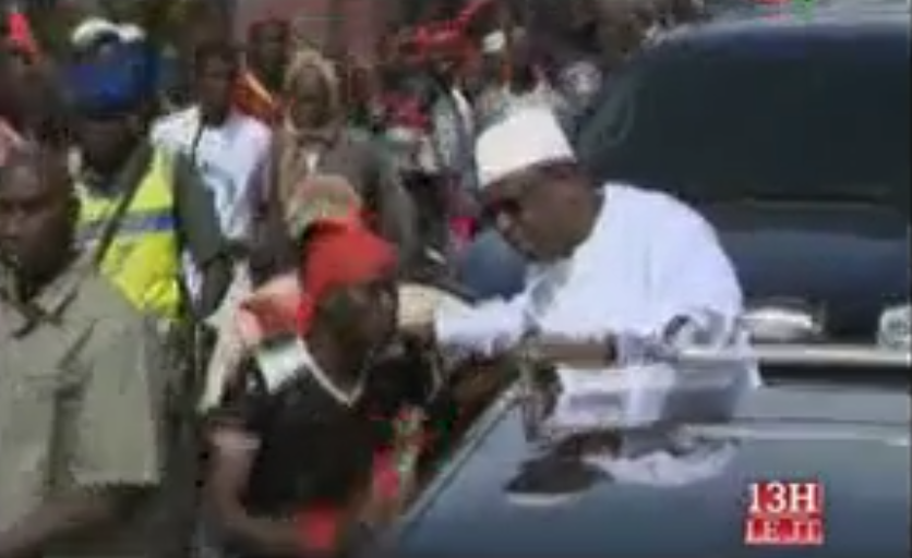 Vidéo: Macky Sall s’arrête pour écouter des jeunes en brassard rouge à l’ICS