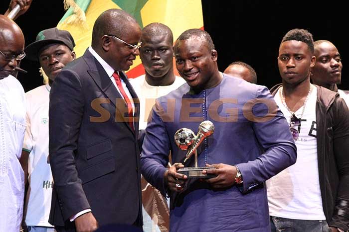 (04 Photos)-Gala ANPS: Modou Lô recevant son trophée de Meilleur Lutteur