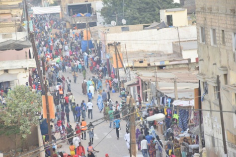 (6 photos) – Direct : la Grande Mosquée de Tivaoune refuse du monde ce matin