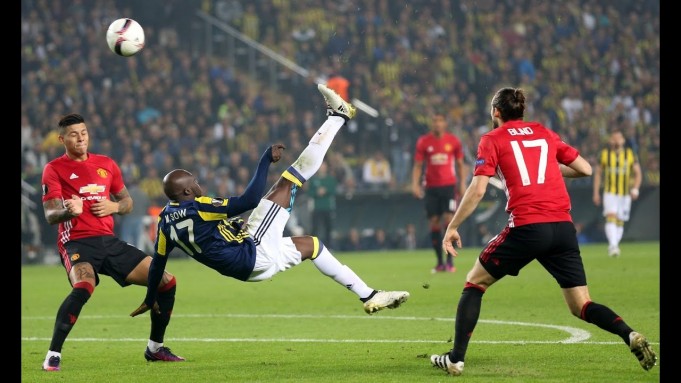 [Vidéo] Foot: L’incroyable retourné de Moussa Sow contre Man Utd désigné but de l’année par CNN