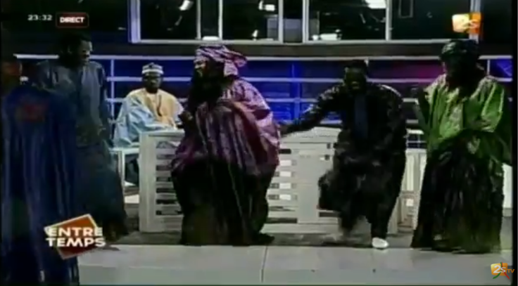 Vidéo- Moustapha Rassoul chante le prophète Mohamed (psl) dans l’émission entre temps…Regardez !