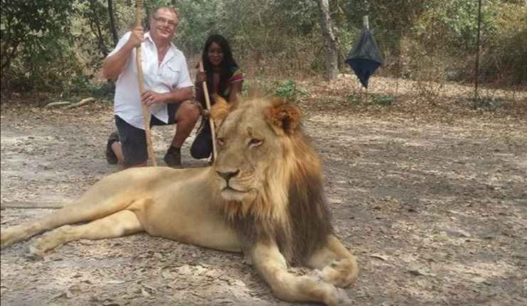 03 photos – Nancy Eva et son mari se promènent avec des Lions