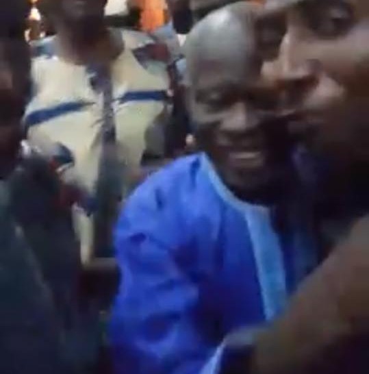 Vidéo: Arrivée de Oussainou Darboe au Tribunal, accueilli par sa famille