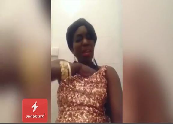 Vidéo – Incroyable : Feuz Galsen enlève et montre ses faux seins en direct…Regardez !