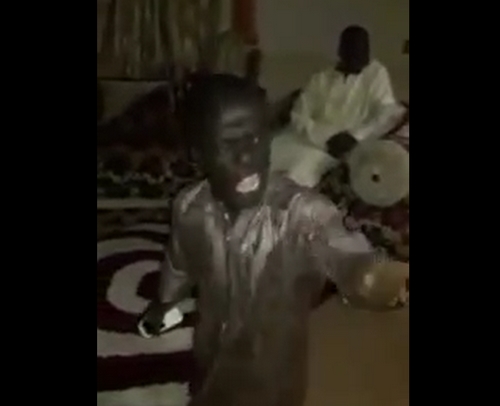 Vidéo: Ousmane Toungouné « attaque » Yayah Jammeh. A mourir de rire !