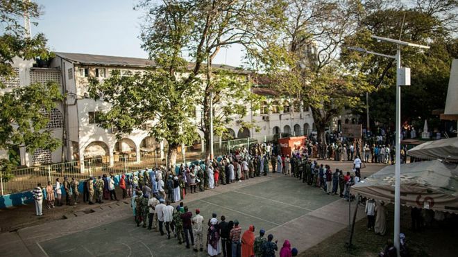 Gambie: les bureaux ont fermé, le décompte des voix entamé, Adama Barrow confiant