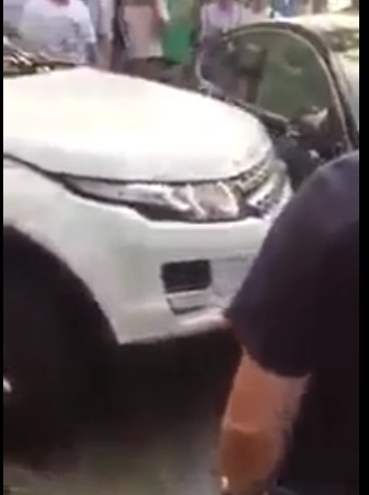 Vidéo – Ce gars démolit une voiture garée devant lui pour passer – Ragardez !