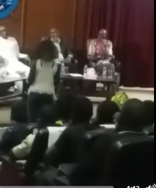 Vidéo – Cette étudiante interprète en anglais une chanson de Youssou Ndour à l’Ucad – Regardez