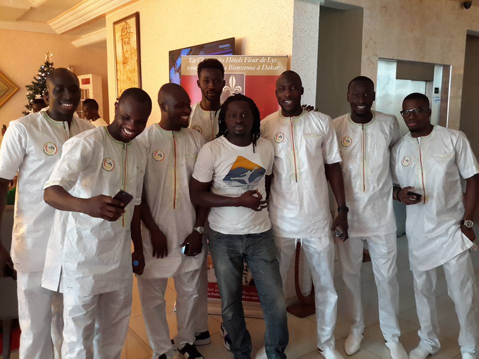 Photos: Les « Lions » dans leurs magnifiques tenues blanches avec leur costumier