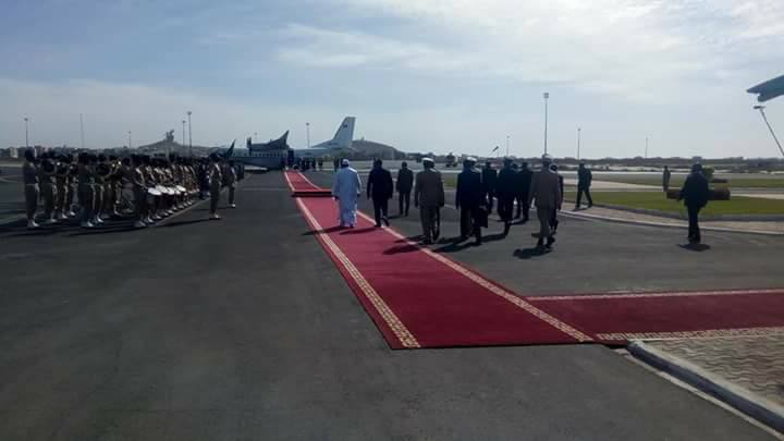 (12 photos) Tapis rouge et honneurs militaires pour Adama Barrow à l&rsquo;aéroport de Banjul