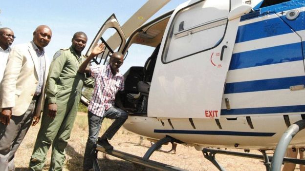 Un jeune kenyan va à l’école en hélicoptère