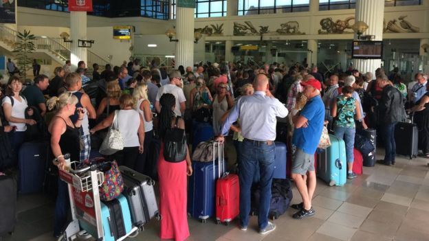Gambie : des milliers de touristes évacués