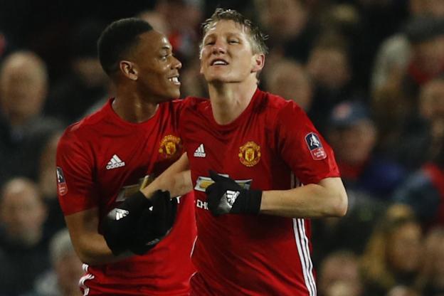Angleterre-Cup: Manchester United passe sans trembler