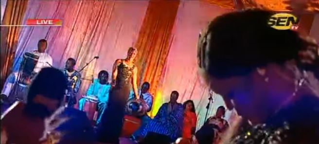 Vidéo – Titi enflamme le plateau de spécial fin d&rsquo;année et fait danser Kiné Lam…Regardez !