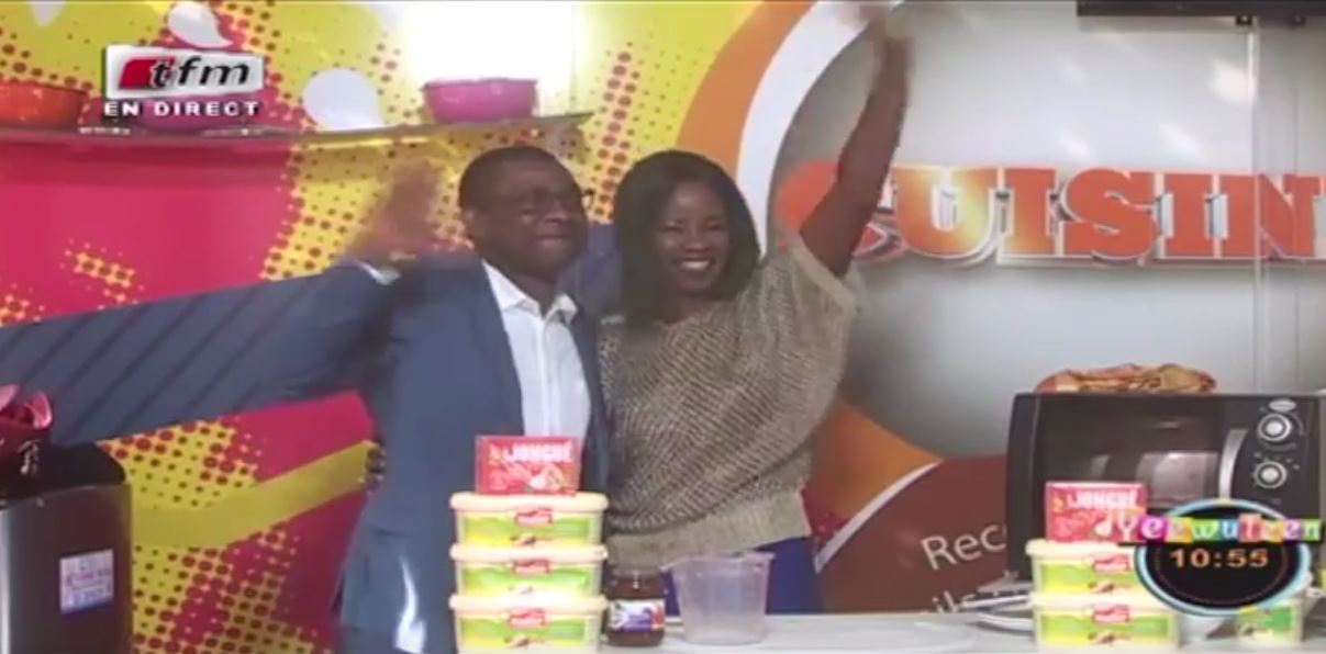 Vidéo : Youssou Ndour fait irruption dans Yeewu Leen et prend place dans la cuisine d’Alphie – Regardez.