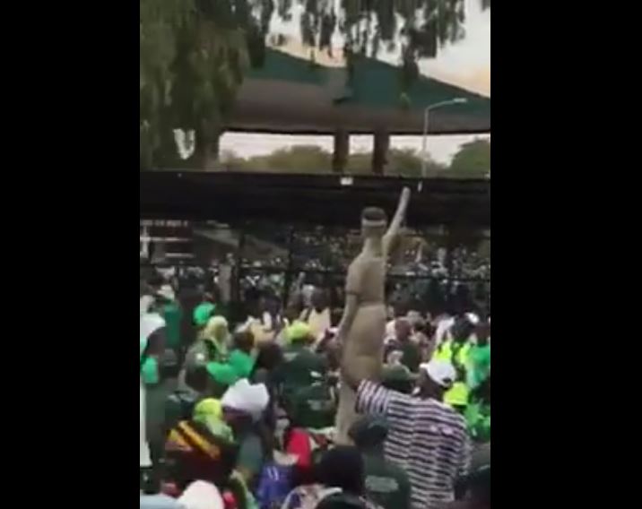 Vidéo : Les partisans de Yahya jammeh soutiennent leur leader et manifestent leur hostilité au Sénégal