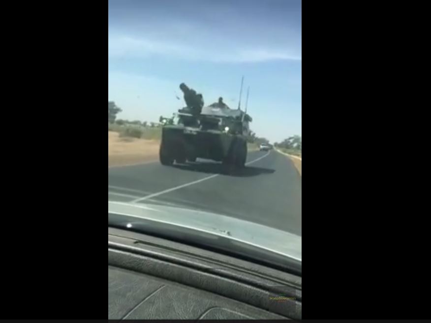 Vidéo : Les premières images des troupes de l&rsquo;armée sénégalaise pénétrant en Gambie pour déloger Yahya Jammeh – Regardez.