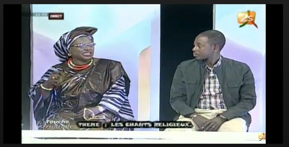 Vidéo- Quand Sokhna Fatou Binetou émeut le plateau de la touche originale en chantant le prophète p.s.l…Regardez !