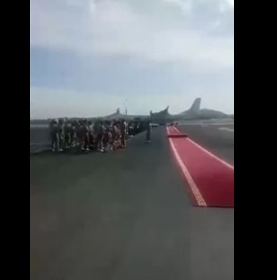 Vidéo : Le départ d&rsquo;Adama Barrow à bord de l&rsquo;aéronef de l&rsquo;armée de l&rsquo;air sénégalaise direction Banjul – Regardez.