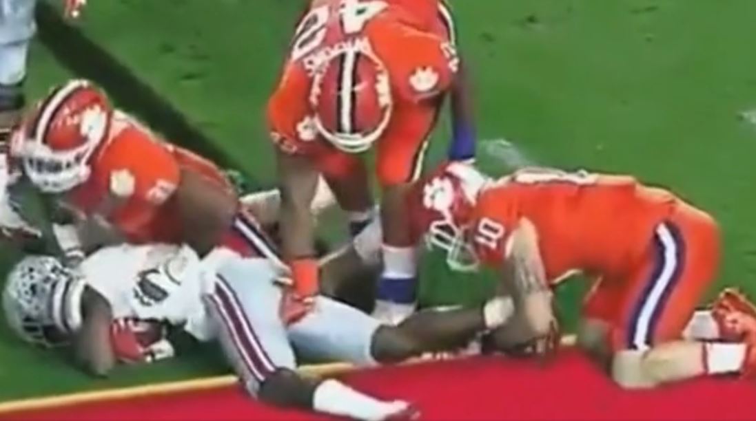 Vidéo : Il fait des attouchements sexuels à son adversaire en plein match – Regardez.