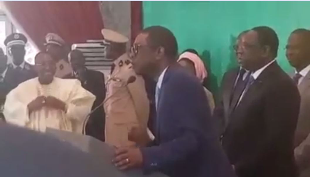 Vidéo émouvante : Youssou Ndour chante pour les lions devant Macky Sall et leur demande d’apporter la victoire…