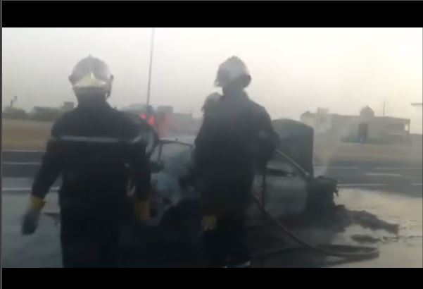 Vidéo – Une voiture prend feu sur l&rsquo;autoroute à péage…