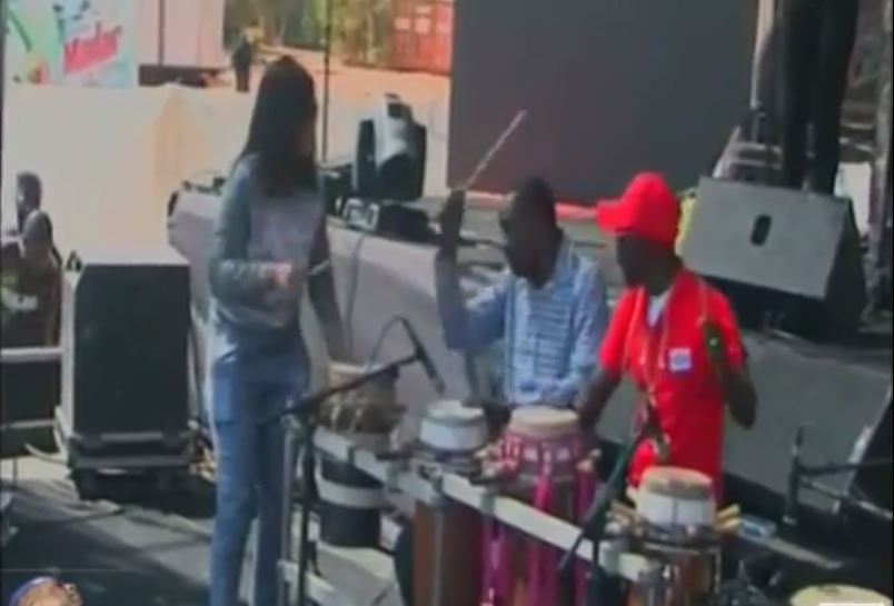 Vidéo : Aida Samb assure la percussion en compagnie de Mbaye Dièye Faye – Regardez.