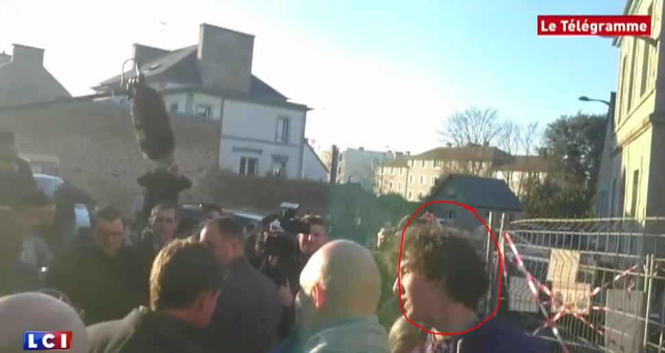 Vidéo- Manuel Valls légèrement giflé par un jeune homme à la sortie de la mairie de Lamballe…Regardez